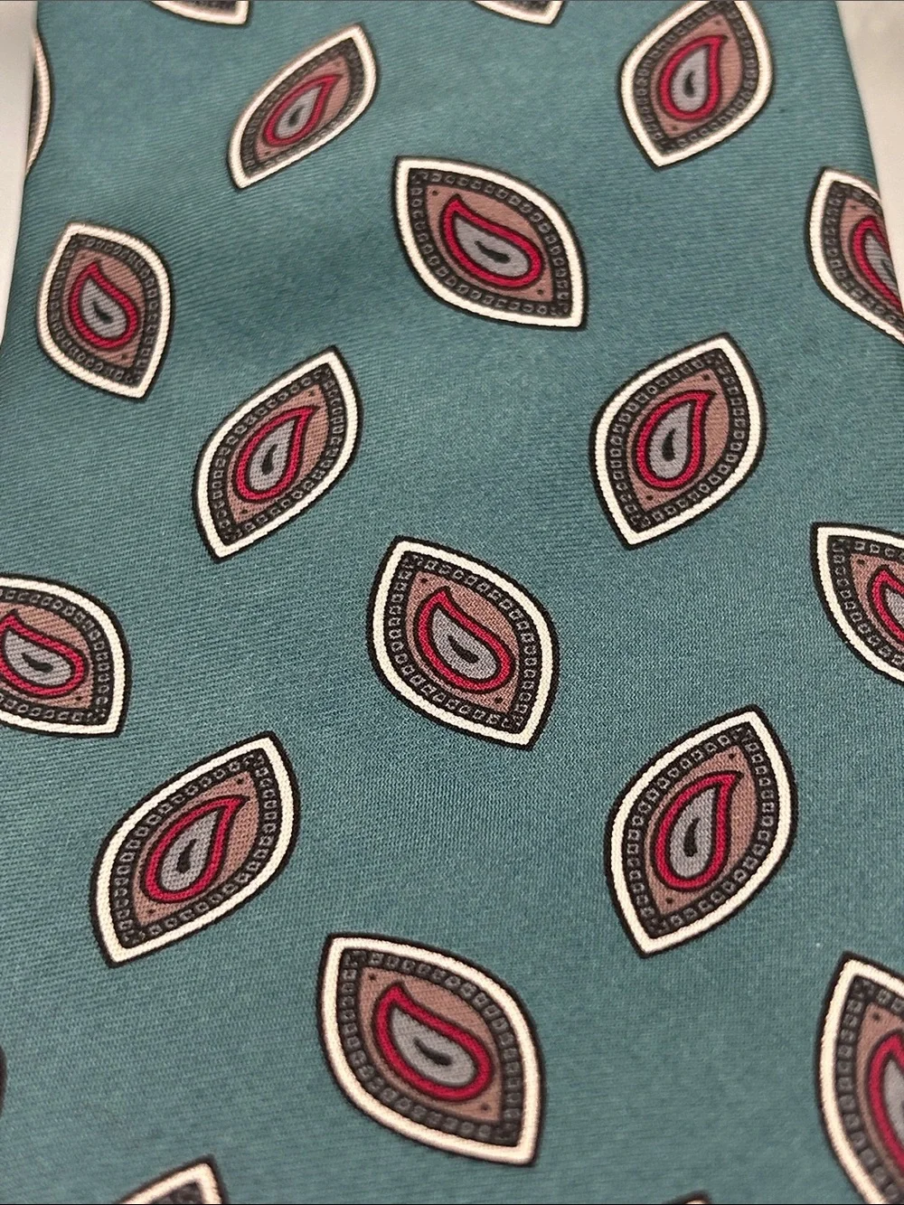 Oscar de la Renta Men’s Silk Tie Green Red Paisley Pattern Designer accessory
